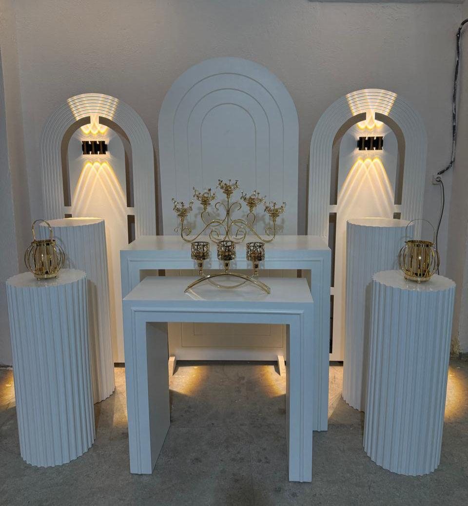 Buffet OumEvents fait main : arches et colonnes cannelées blanches