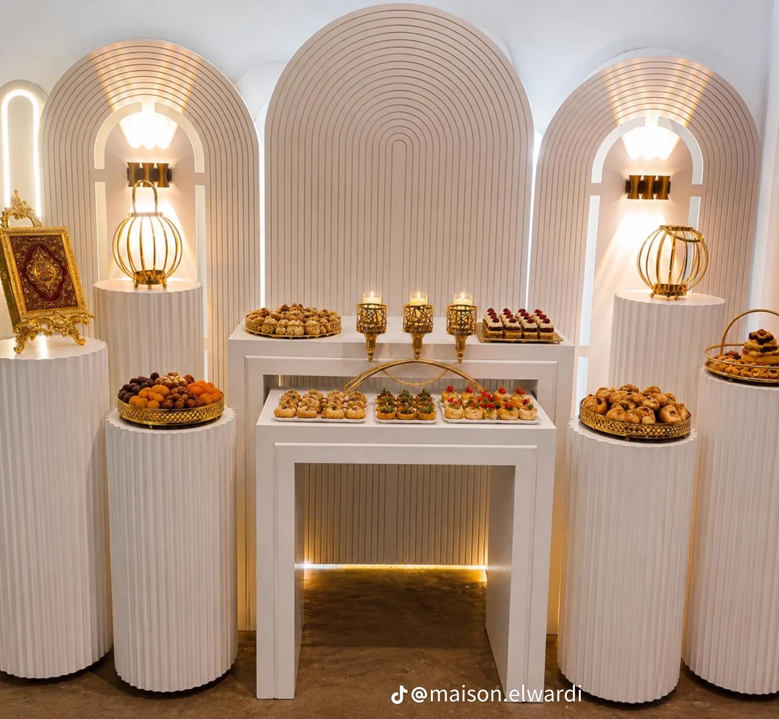Décor OumEvents avec porte-Coran et accessoires dorés